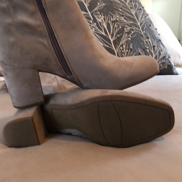 Woman’s over the knee boots - Picture 2 of 3